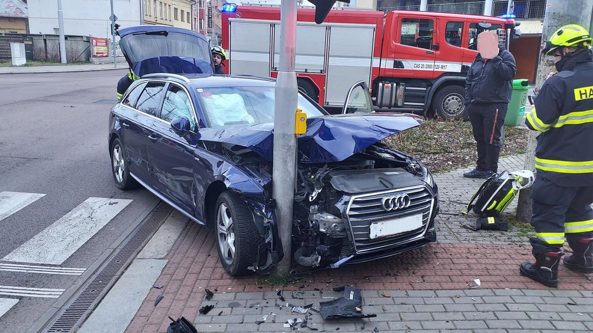 Kradené audi na cestě z Rakouska honili u Pardubic policisté, řidič ho rozbil o semafor